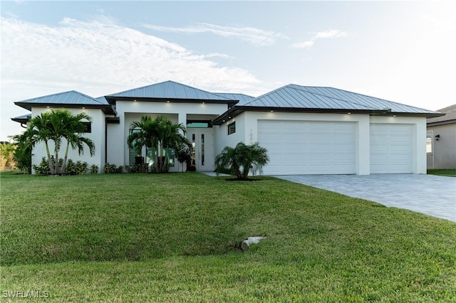 view of front of property featuring a front yard and a garage