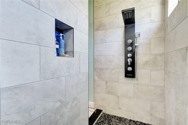 bathroom featuring tiled shower