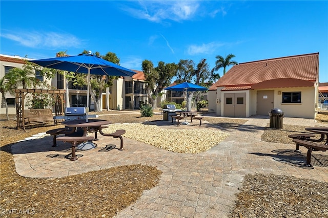 view of yard featuring a pergola