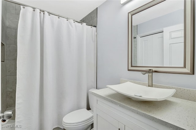 bathroom featuring a shower with curtain, vanity, and toilet