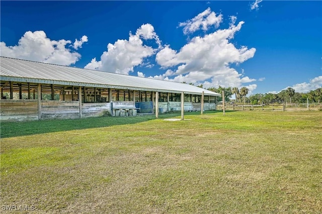 view of yard featuring an outbuilding