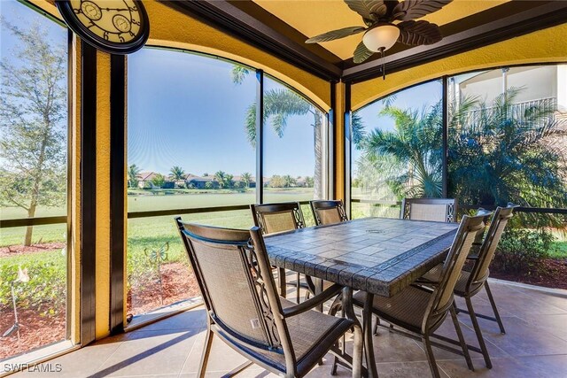 sunroom with ceiling fan