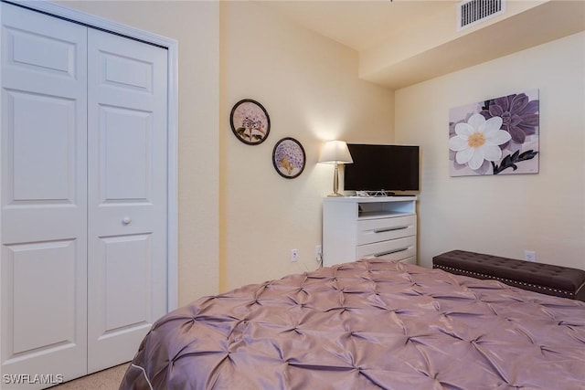 bedroom featuring carpet flooring and a closet