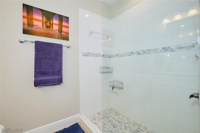 bathroom featuring a tile shower