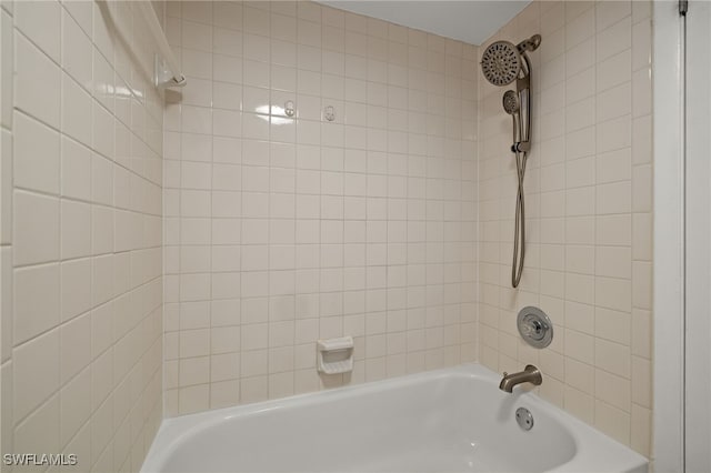 bathroom with tiled shower / bath combo