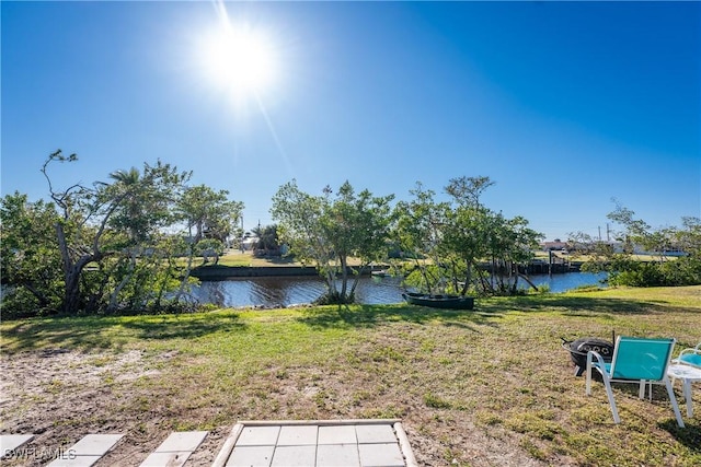 view of yard featuring a water view