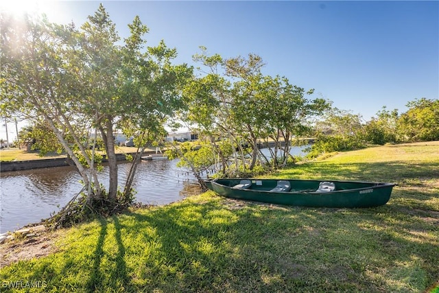 view of yard featuring a water view