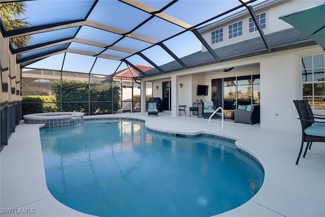 view of swimming pool featuring a lanai, a patio area, an in ground hot tub, and ceiling fan