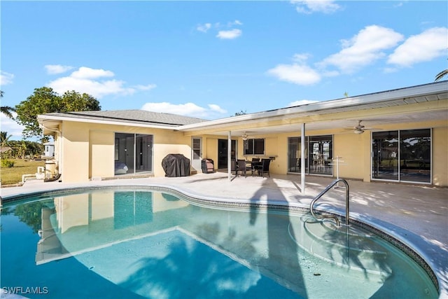 view of swimming pool with a patio area and ceiling fan