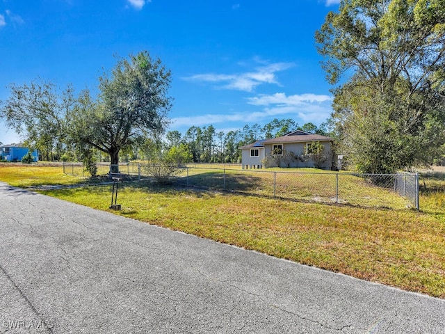 view of front of property featuring a front yard