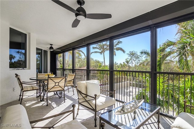 sunroom with ceiling fan