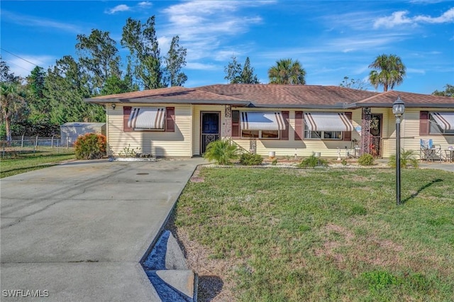 single story home with a front lawn