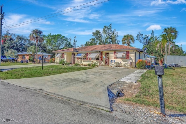 ranch-style home with a front yard