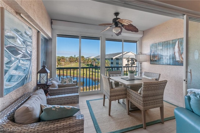 sunroom with ceiling fan