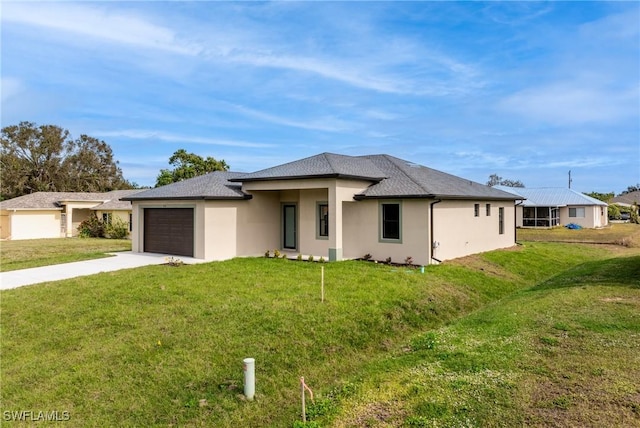 view of front of house featuring a front lawn and a garage