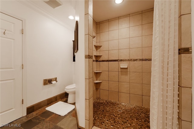 bathroom with a shower with curtain, toilet, and ornamental molding