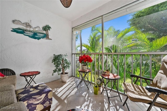 sunroom / solarium featuring ceiling fan