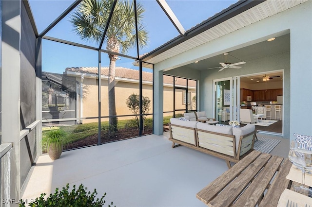 sunroom with ceiling fan