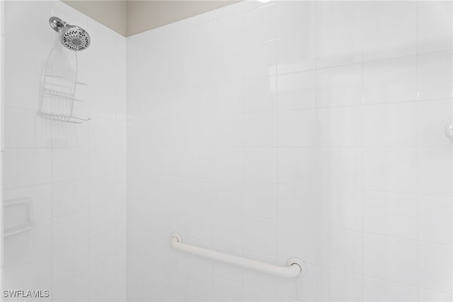 bathroom featuring tiled shower
