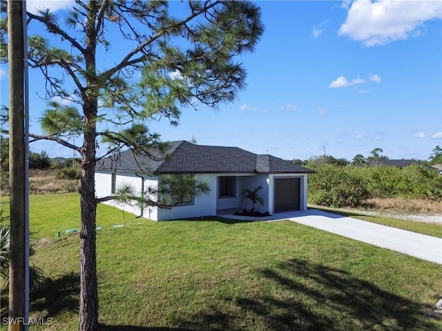 view of front of property featuring a front lawn and a garage