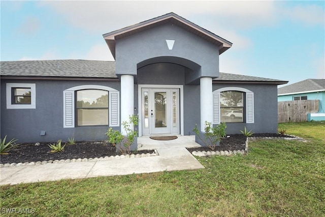 view of front of property with a front lawn