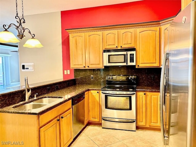 kitchen featuring sink, hanging light fixtures, stainless steel appliances, tasteful backsplash, and a chandelier