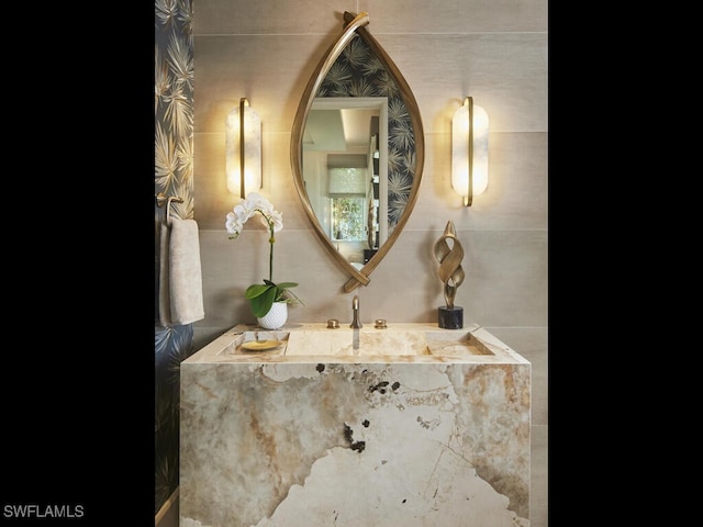 bathroom featuring tile walls