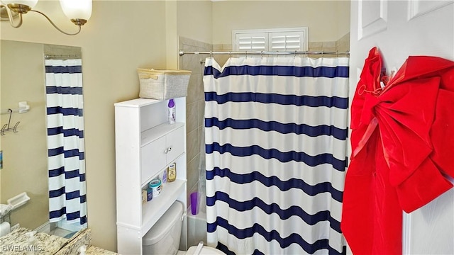 full bath featuring a shower with shower curtain