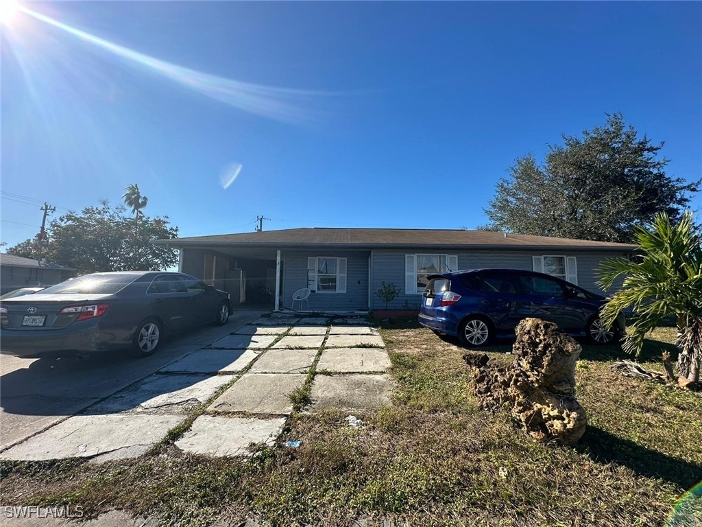 view of front facade featuring a carport