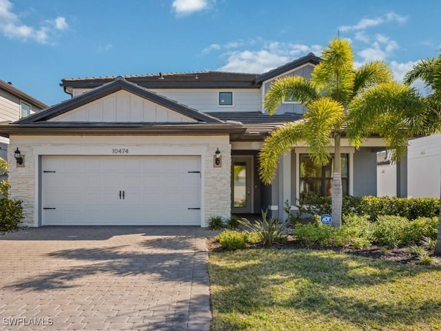 view of front of house featuring a front lawn and a garage