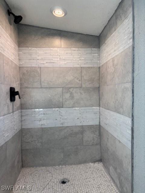 bathroom featuring a tile shower