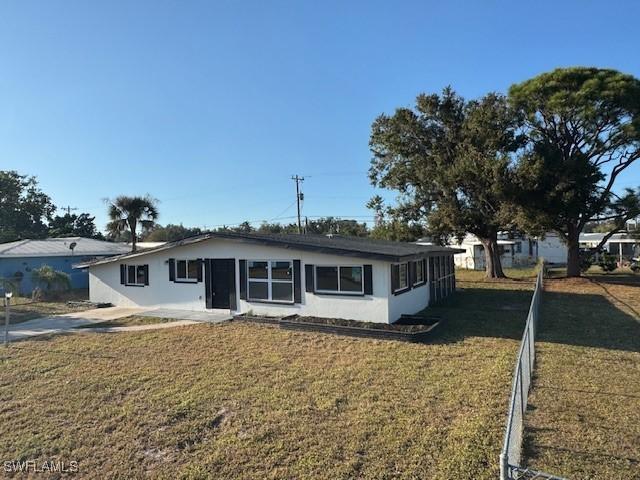 ranch-style house with a front yard