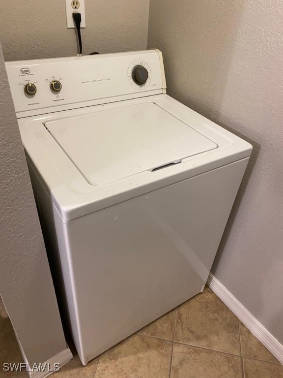 laundry room with light tile patterned floors and washer / clothes dryer