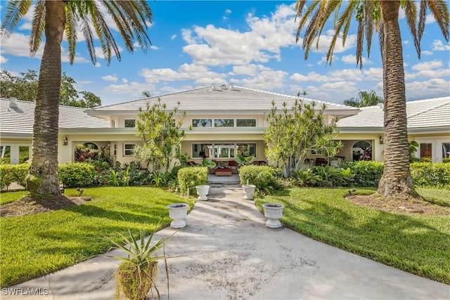 view of front facade with a front lawn