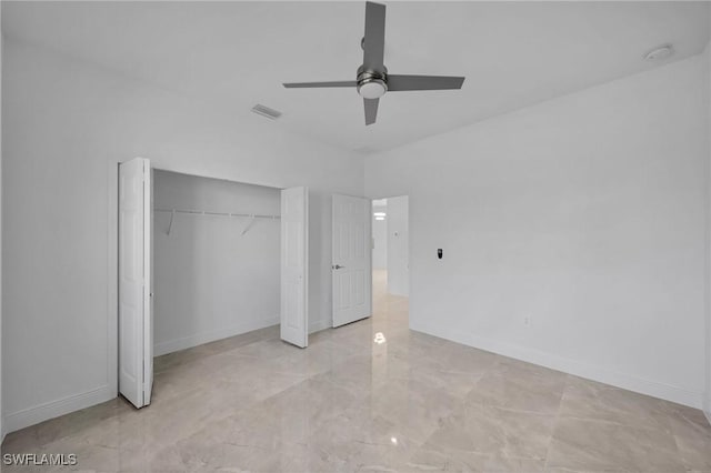 unfurnished bedroom featuring ceiling fan and a closet