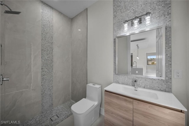 bathroom featuring tiled shower, decorative backsplash, vanity, and toilet