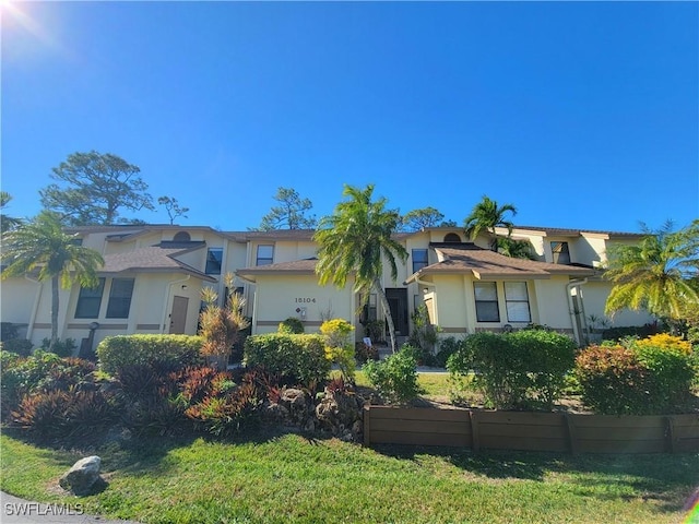 view of front of property featuring a front yard