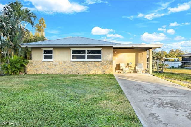 view of front facade featuring a front yard