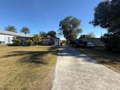 view of front facade featuring a front lawn