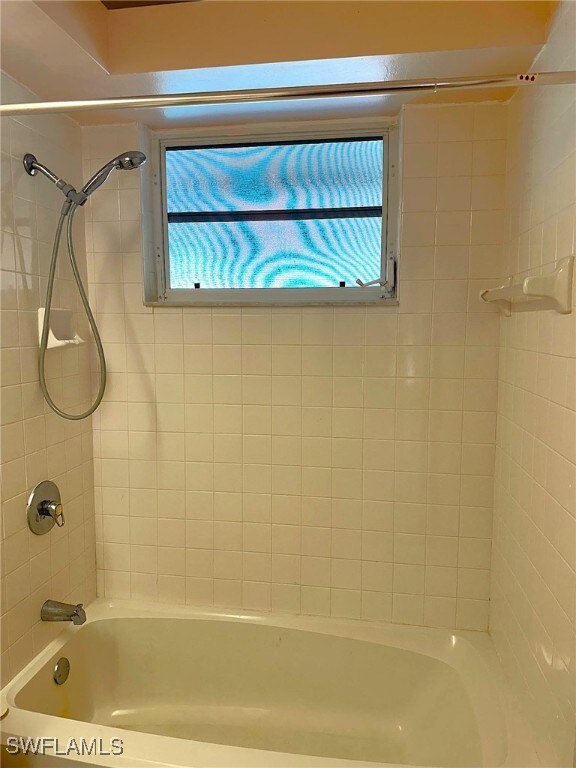 bathroom with tiled shower / bath