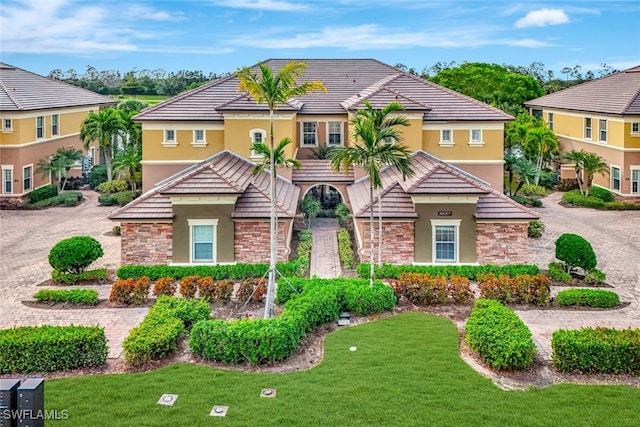 view of front of home with a front lawn