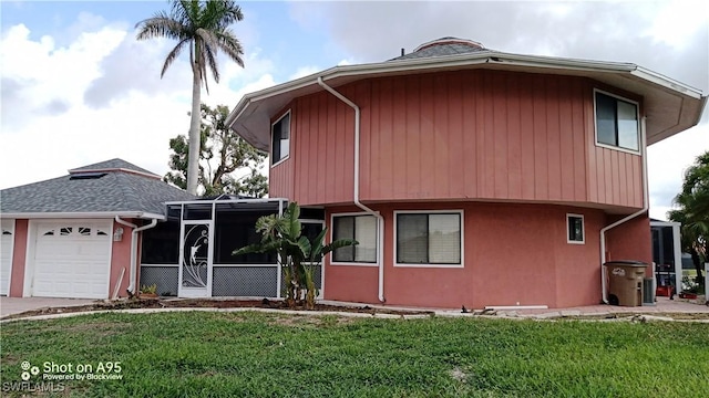 view of front of home featuring a front lawn and a garage