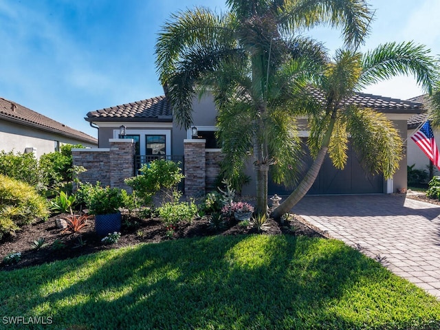 view of front of home featuring a front yard