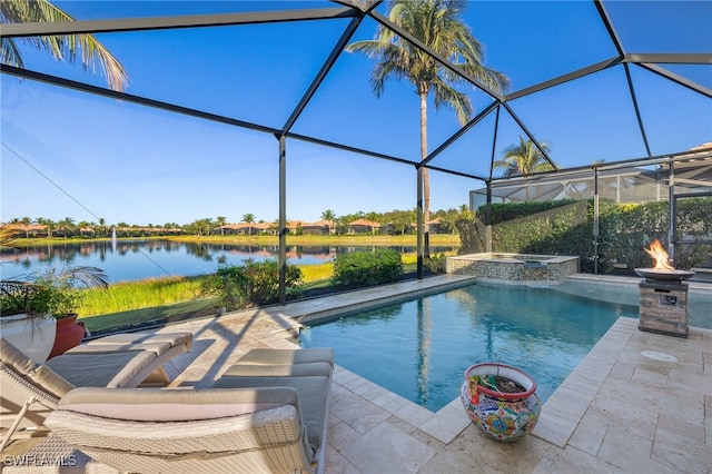 view of swimming pool featuring an in ground hot tub, a water view, a patio area, and a lanai