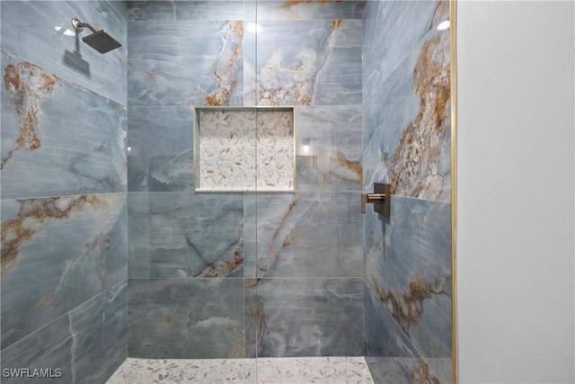 bathroom featuring tiled shower