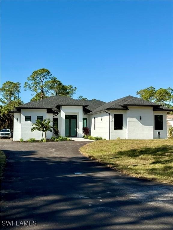 view of front facade featuring a front yard