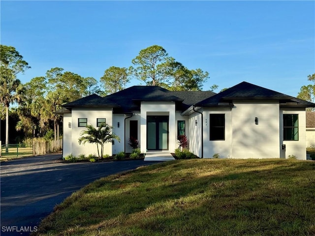 view of front of property featuring a front yard