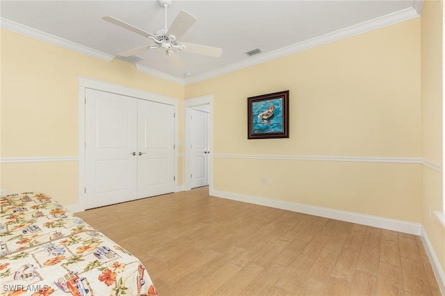 bedroom with ceiling fan, crown molding, and light hardwood / wood-style flooring