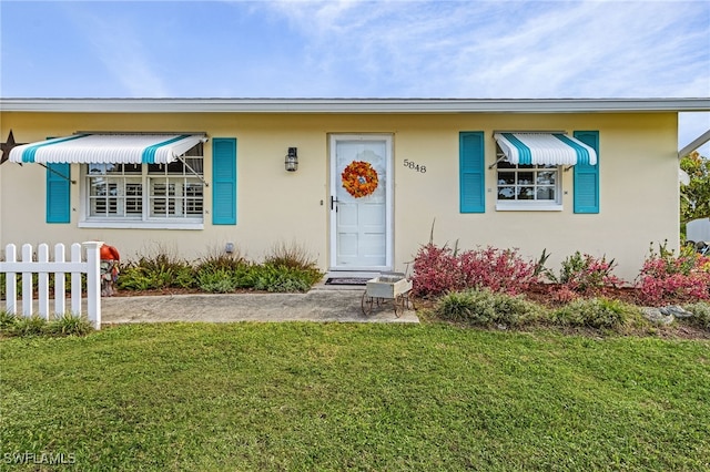 view of front facade featuring a front yard