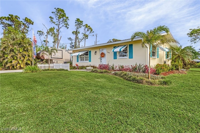 ranch-style home featuring a front lawn